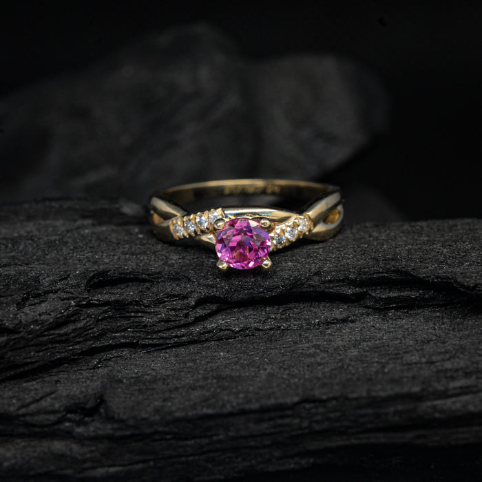 Anillo de compromiso con zafiro rosa natural y 8 diamantes naturales elaborado oro amarillo de 14 kilates