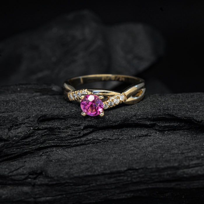 Anillo de compromiso con zafiro rosa natural y 8 diamantes naturales elaborado oro amarillo de 14 kilates