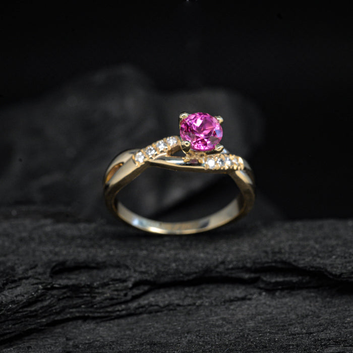 Anillo de compromiso con zafiro rosa natural y 8 diamantes naturales elaborado oro amarillo de 14 kilates