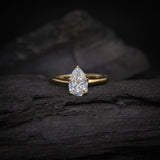 Anillo de compromiso con diamante de laboratorio corte gota de 1.5ct con certificado IGI elaborado en oro amarillo de 14 kilates