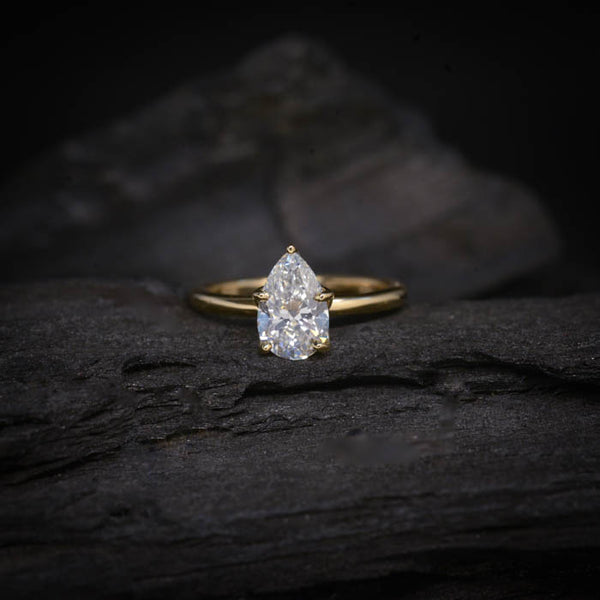 Anillo de compromiso con diamante de laboratorio corte gota de 1.5ct con certificado IGI elaborado en oro amarillo de 14 kilates