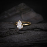 Anillo de compromiso con diamante de laboratorio corte gota de 1.5ct con certificado IGI elaborado en oro amarillo de 14 kilates