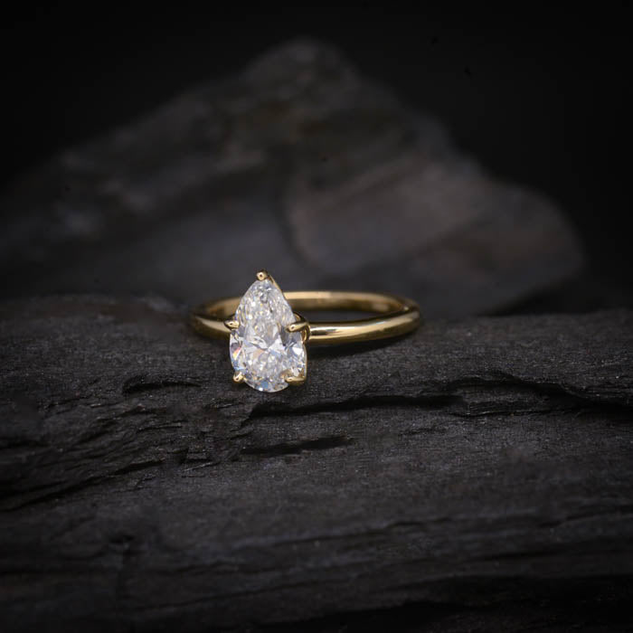 Anillo de compromiso con diamante de laboratorio corte gota de 1.5ct con certificado IGI elaborado en oro amarillo de 14 kilates
