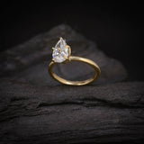 Anillo de compromiso con diamante de laboratorio corte gota de 1.5ct con certificado IGI elaborado en oro amarillo de 14 kilates