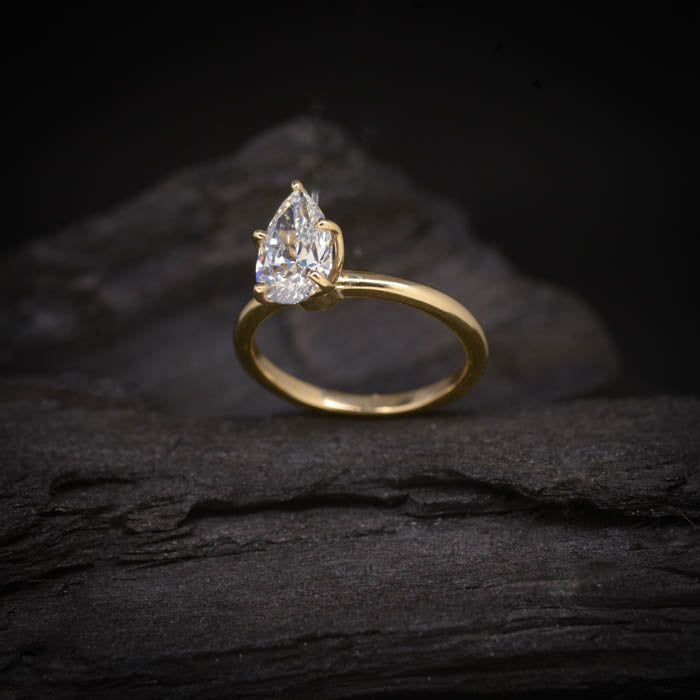 Anillo de compromiso con diamante de laboratorio corte gota de 1.5ct con certificado IGI elaborado en oro amarillo de 14 kilates