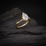 Anillo de compromiso con diamante de laboratorio corte gota de 1.5ct con certificado IGI elaborado en oro amarillo de 14 kilates
