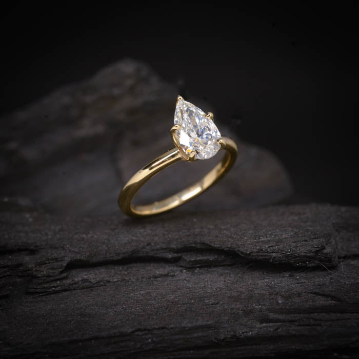 Anillo de compromiso con diamante de laboratorio corte gota de 1.5ct con certificado IGI elaborado en oro amarillo de 14 kilates