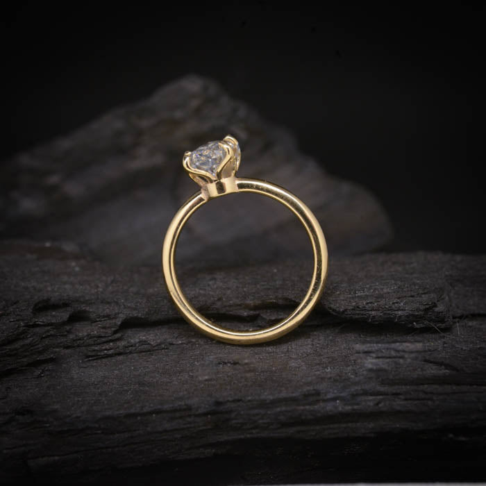Anillo de compromiso con diamante de laboratorio corte gota de 1.5ct con certificado IGI elaborado en oro amarillo de 14 kilates