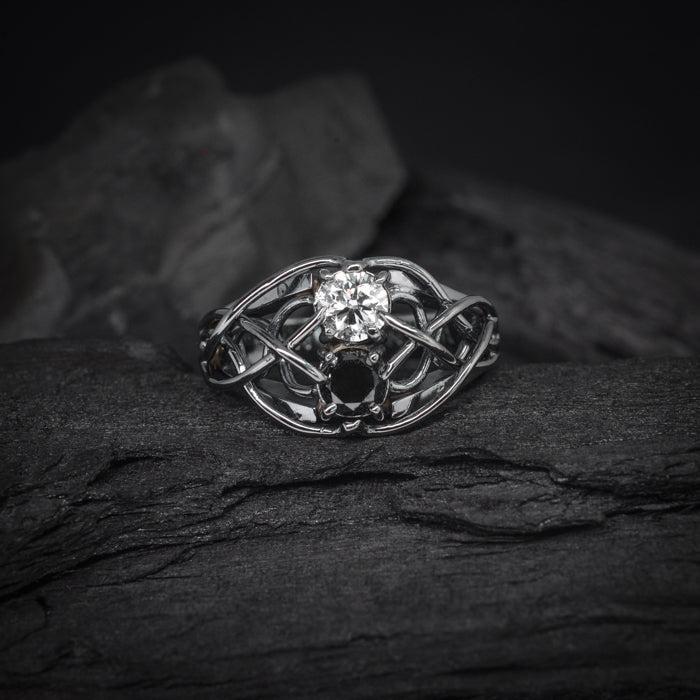 Anillo de compromiso con diamante natural de .55ct con certificación GIA y diamante negro natural de .55ct elaborado en oro blanco de 14 kilates con baño de carburo de tungsteno