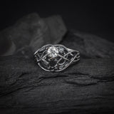 Anillo de compromiso con diamante natural de .55ct con certificación GIA y diamante negro natural de .55ct elaborado en oro blanco de 14 kilates con baño de carburo de tungsteno
