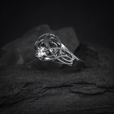 Anillo de compromiso con diamante natural de .55ct con certificación GIA y diamante negro natural de .55ct elaborado en oro blanco de 14 kilates con baño de carburo de tungsteno