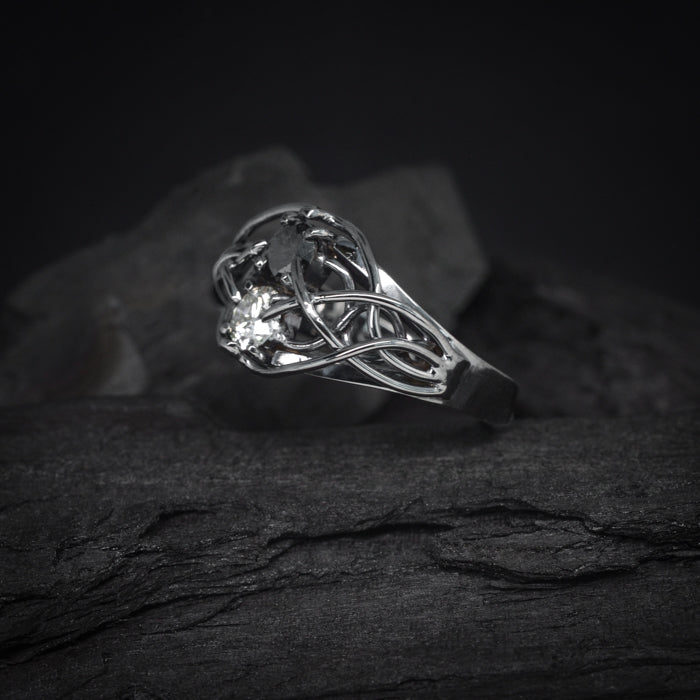 Anillo de compromiso con diamante natural de .55ct con certificación GIA y diamante negro natural de .55ct elaborado en oro blanco de 14 kilates con baño de carburo de tungsteno