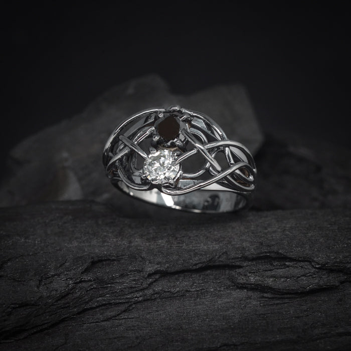 Anillo de compromiso con diamante natural de .55ct con certificación GIA y diamante negro natural de .55ct elaborado en oro blanco de 14 kilates con baño de carburo de tungsteno