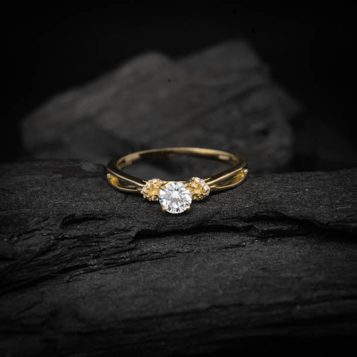 Anillo de compromiso con moissanita de .30ct y 16 diamantes naturales laterales elaborado en oro amarillo de 14 kilates