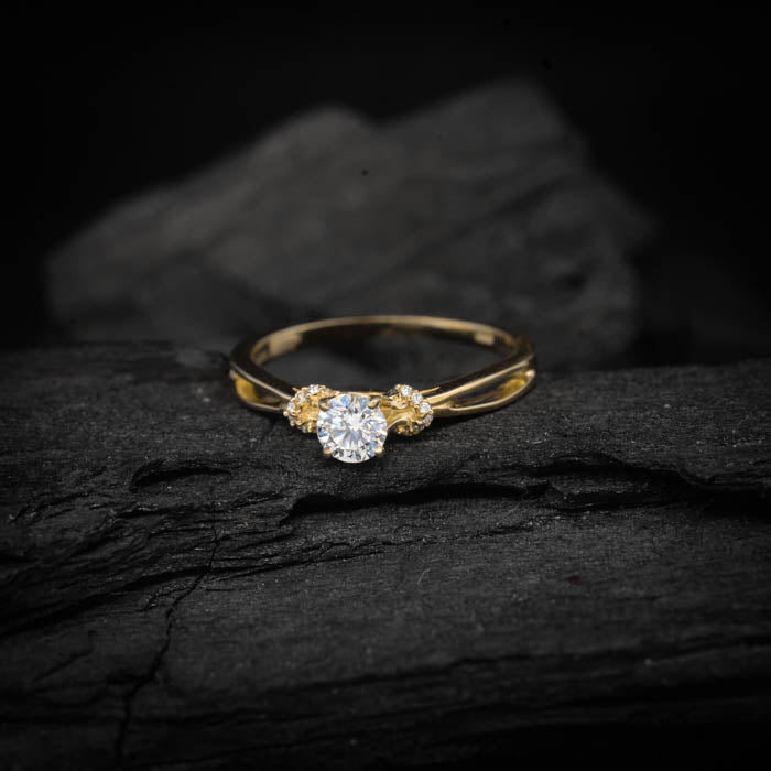 Anillo de compromiso con moissanita de .30ct y 16 diamantes naturales laterales elaborado en oro amarillo de 14 kilates