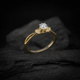 Anillo de compromiso con moissanita de .30ct y 16 diamantes naturales laterales elaborado en oro amarillo de 14 kilates