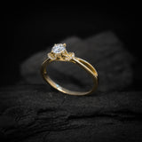 Anillo de compromiso con moissanita de .30ct y 16 diamantes naturales laterales elaborado en oro amarillo de 14 kilates