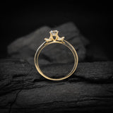 Anillo de compromiso con moissanita de .30ct y 16 diamantes naturales laterales elaborado en oro amarillo de 14 kilates