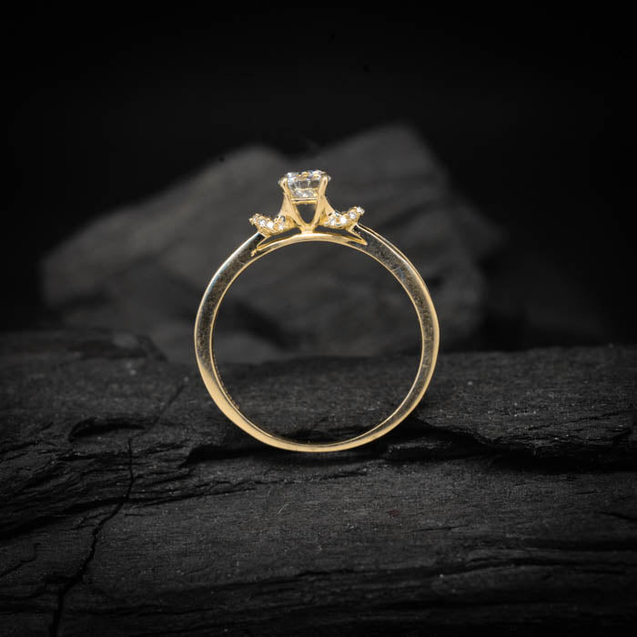 Anillo de compromiso con moissanita de .30ct y 16 diamantes naturales laterales elaborado en oro amarillo de 14 kilates
