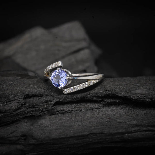 Anillo de compromiso con tanzanita natural AAAA y cristales laterales elaborado en oro blanco de 14 kilates