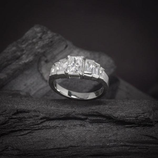 Anillo de compromiso con cristales elaborado en oro blanco de 14 kilates