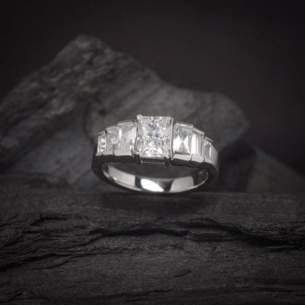 Anillo de compromiso con cristales elaborado en oro blanco de 14 kilates