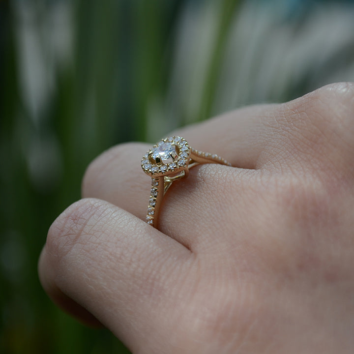 Anillo de compromiso con moissanita de .50ct con certificado GRA y 34 diamantes naturales laterales elaborado en oro amarillo de 14 kilates