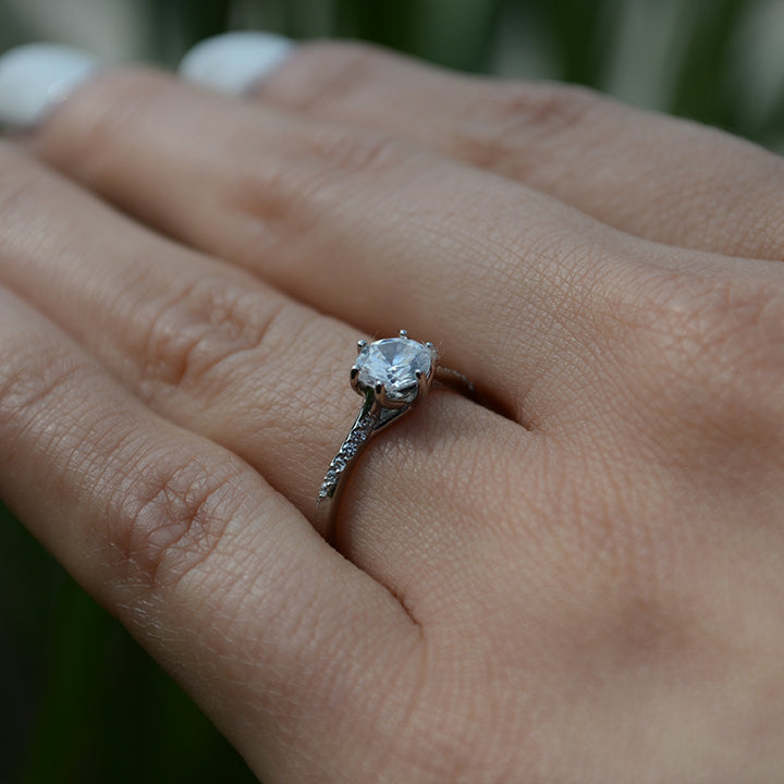 Anillo de compromiso con moissanita de 1 quilate con certificado GRA y cristales laterales realizado en oro blanco de 14 kilates