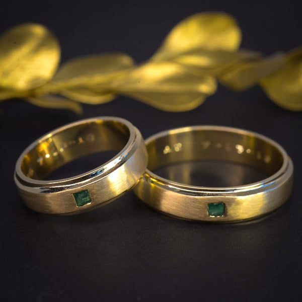 Par de argollas de matrimonio confort sólidas de 6mm con incrustación de esmeralda natural corte princesa elaboradas en oro de 10 kilates