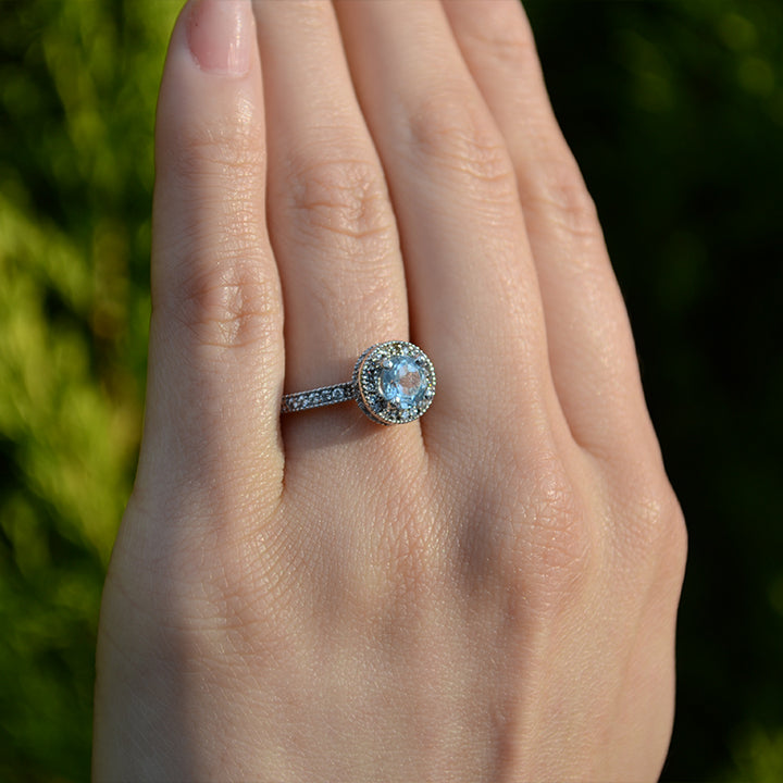 Anillo de compromiso con topacio natural y 55 diamantes naturales laterales elaborado en oro blanco de 18 kilates