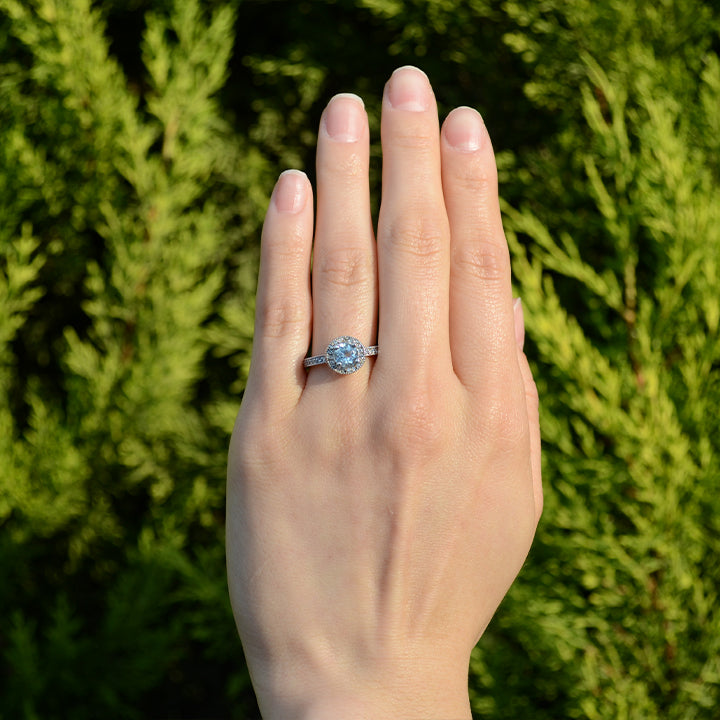 Anillo de compromiso con topacio natural y 55 diamantes naturales laterales elaborado en oro blanco de 18 kilates