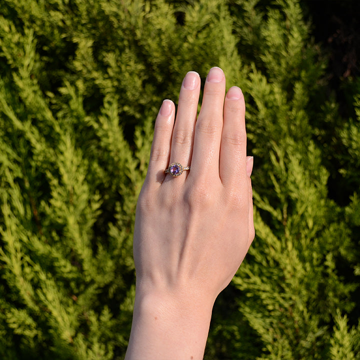 Anillo de compromiso con amatista natural y 55 diamantes naturales laterales elaborado en oro amarillo de 18 kilates