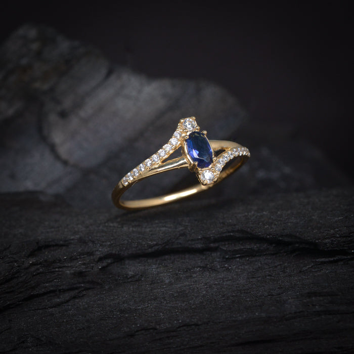 Anillo de compromiso con zafiro natural corte oval y 20 diamantes naturales elaborado en oro amarillo de 14 kilates