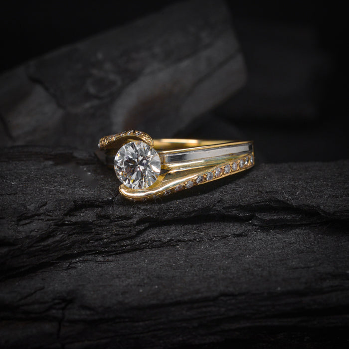 Anillo de compromiso con diamante natural de 1.0ct con certificación GIA, 28 diamantes naturales laterales y 2 incrustaciones internas (amatista y rubi natural) elaborado en oro amarillo y blanco de 14 kilates