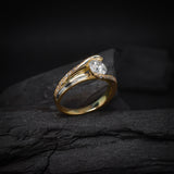 Anillo de compromiso con diamante natural de 1.0ct con certificación GIA, 28 diamantes naturales laterales y 2 incrustaciones internas (amatista y rubi natural) elaborado en oro amarillo y blanco de 14 kilates