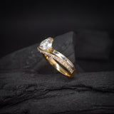 Anillo de compromiso con diamante natural de 1.0ct con certificación GIA, 28 diamantes naturales laterales y 2 incrustaciones internas (amatista y rubi natural) elaborado en oro amarillo y blanco de 14 kilates