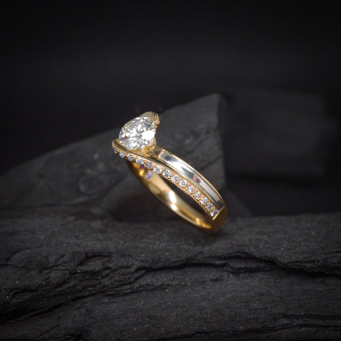 Anillo de compromiso con diamante natural de 1.0ct con certificación GIA, 28 diamantes naturales laterales y 2 incrustaciones internas (amatista y rubi natural) elaborado en oro amarillo y blanco de 14 kilates