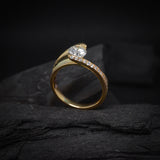 Anillo de compromiso con diamante natural de 1.0ct con certificación GIA, 28 diamantes naturales laterales y 2 incrustaciones internas (amatista y rubi natural) elaborado en oro amarillo y blanco de 14 kilates