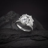 Anillo de compromiso con moissanita central de 3.0ct con certificado GRA y cristales laterales en oro blanco de 14 kilates