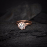 Anillo de compromiso con moissanita de .50ct y cristales laterales elaborado en oro rosa de 14 kilates