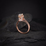 Anillo de compromiso con moissanita de .50ct y cristales laterales elaborado en oro rosa de 14 kilates