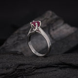 Anillo de compromiso con rubi natural elaborado en oro blanco de 14k