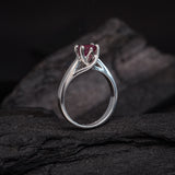 Anillo de compromiso con rubi natural elaborado en oro blanco de 14k
