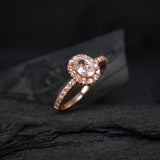 Anillo de compromiso con morganita corte oval y diamantes naturales elaborado en oro rosa de 14k