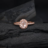 Anillo de compromiso con morganita corte oval y diamantes naturales elaborado en oro rosa de 14k