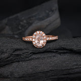Anillo de compromiso con morganita corte oval y diamantes naturales elaborado en oro rosa de 14k