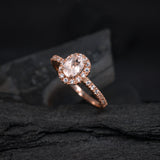 Anillo de compromiso con morganita corte oval y diamantes naturales elaborado en oro rosa de 14k