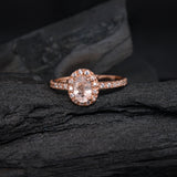 Anillo de compromiso con morganita corte oval y diamantes naturales elaborado en oro rosa de 14k