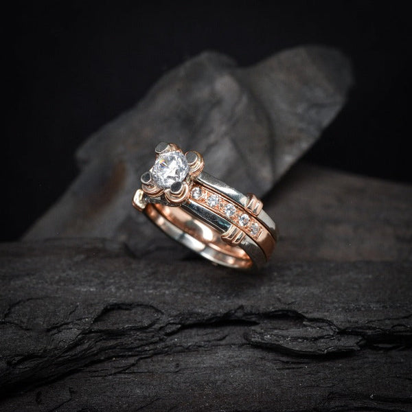 Anillo de compromiso con diamante natural central de .50ct con certificación GIA y 13 diamantes naturales laterales elaborado en oro rosa y blanco de 18 kilates
