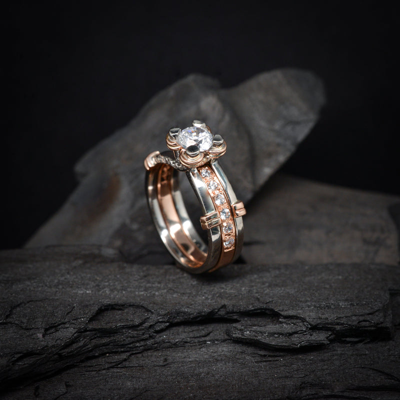 Anillo de compromiso con diamante natural central de .50ct con certificación GIA y 13 diamantes naturales laterales elaborado en oro rosa y blanco de 14 kilates